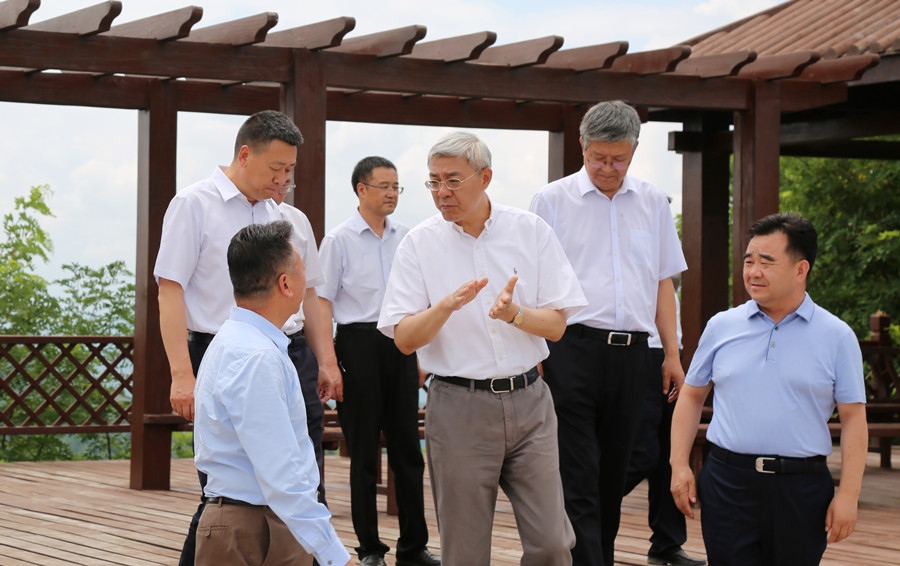 7-2021年7月，中共中央委员、时任甘肃省委书记尹弘莅临尊龙凯时股份调研指导防灾减灾和绿色矿山建设情况。.jpg
