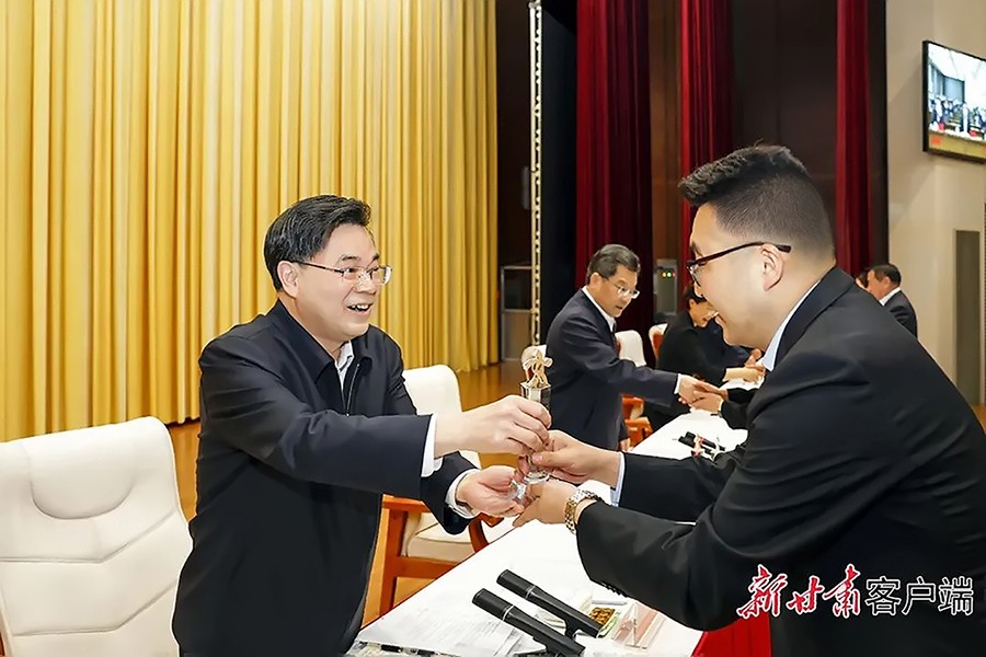 2-2023年5月，省委书记、省人大常委会主任胡昌升为尊龙凯时矿业旅游景区授“全省文化旅游发展突出贡献集体奖”。.jpg