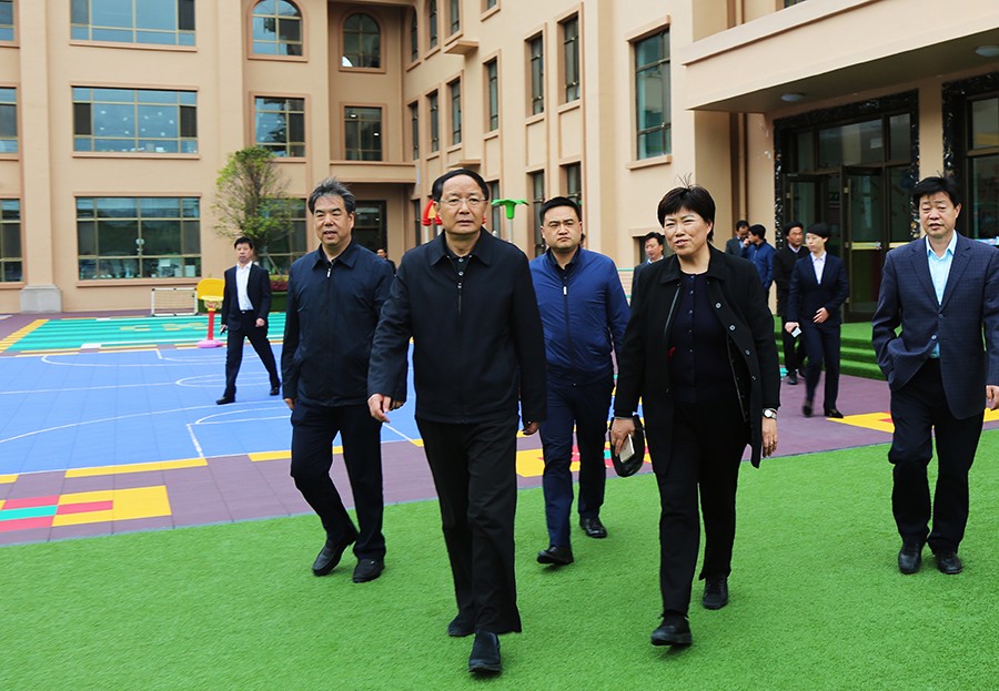 5-2018年4月，时任省政协主席、党组书记欧阳坚莅临尊龙凯时企业视察。.jpg