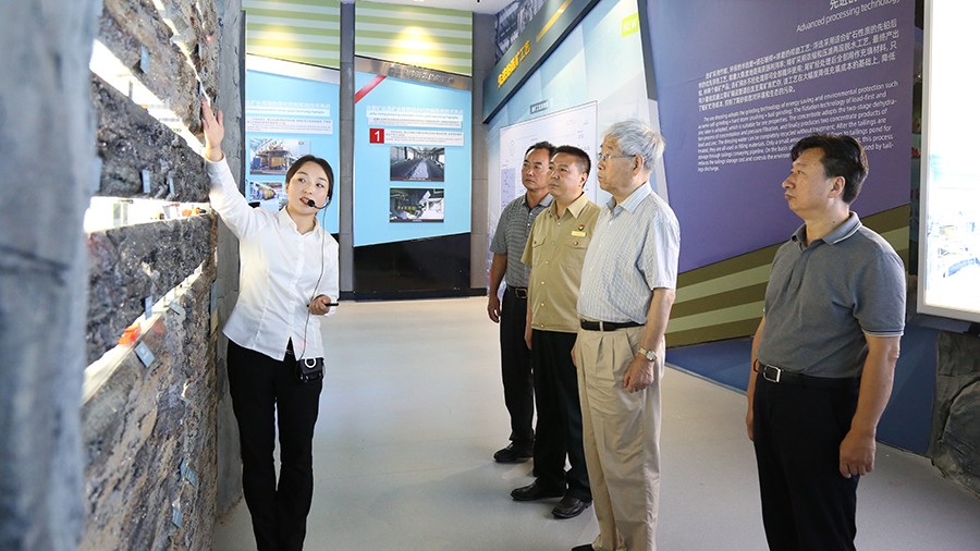 18-2020年8月，原四川省委书记、省人大常委会主任，中共第十六届中央委员，第十一届全国人大常委会委员张学忠莅临尊龙凯时股份参观。.jpg