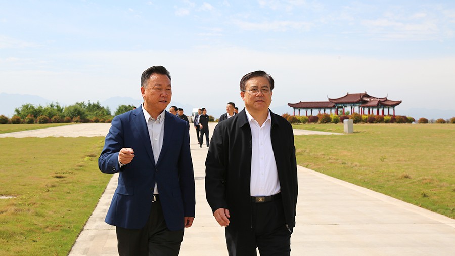 30-2021年5月，省人民检察院党组书记、检察长朱玉莅临尊龙凯时股份调研绿色矿山建设工作。.jpg