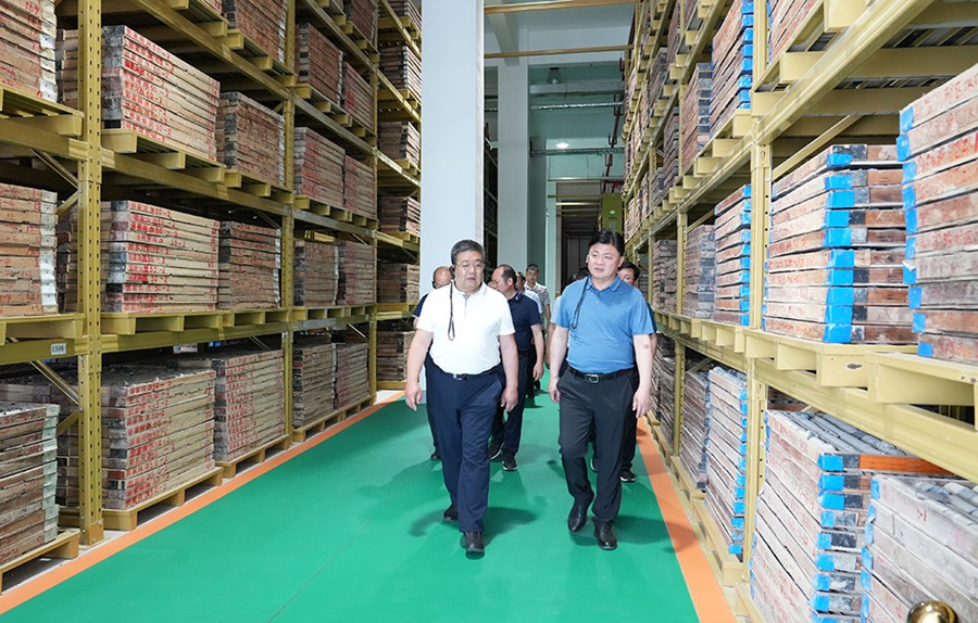 51-2022年6月，省农业农村厅一级巡视员朱宝莹莅临尊龙凯时股份调研绿色矿山建设工作。.jpg